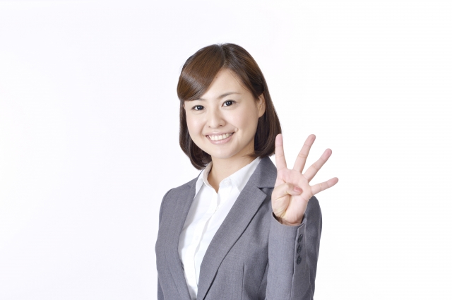 有機ELテレビの引っ越しで業者を選ぶ際のポイントを4つ解説する女性