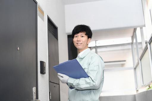 口コミを見て呼ばれたカギの救急110番以外の業者の作業員