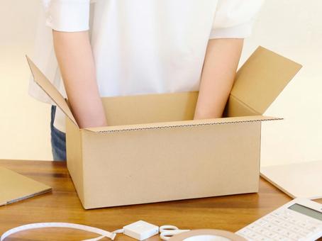 ゲーミングPCの引っ越しのために梱包の準備をする人