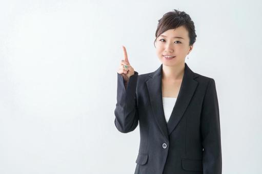鍵が見つからなくて出かけられない人にアドバイスする女性