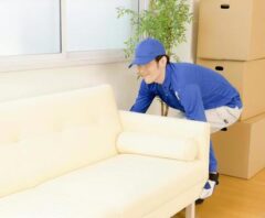 引っ越しで家具が入らないため困っている作業員