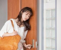 鍵を無くして家に入れない女性