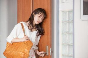 鍵を無くして家に入れない女性