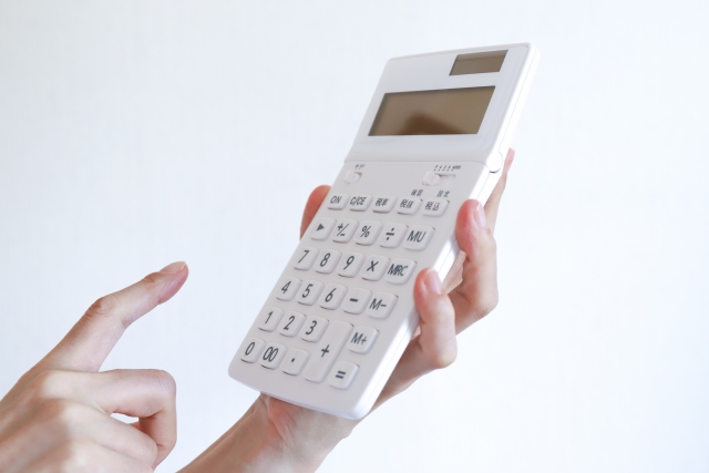 アパートの外壁塗装費用を調べている人の手