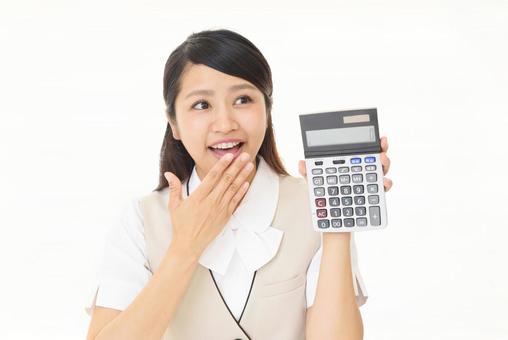 サカイ引越センターに安く大型家具だけを依頼するコツを解説する女性