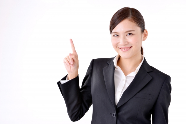 出張買取24時の口コミ評判の前に基本的情報を解説する女性