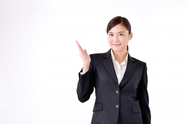 ラクウルの口コミ評判をの前に基本的情報を解説する女性