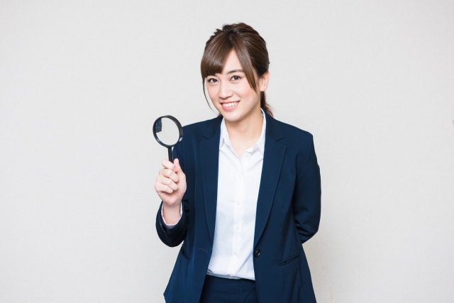 鍵のレスキューは高いか検証している女性