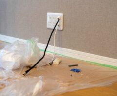 部屋をまたぐLANケーブル