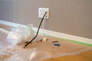 部屋をまたぐLANケーブル