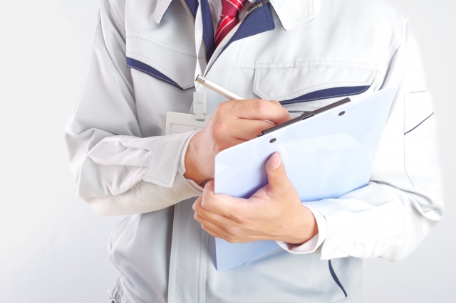 外壁塗装の流れを説明する男性スタッフ