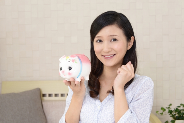 3月と4月のどっちの引っ越しにも使える節約テクを解説する女性