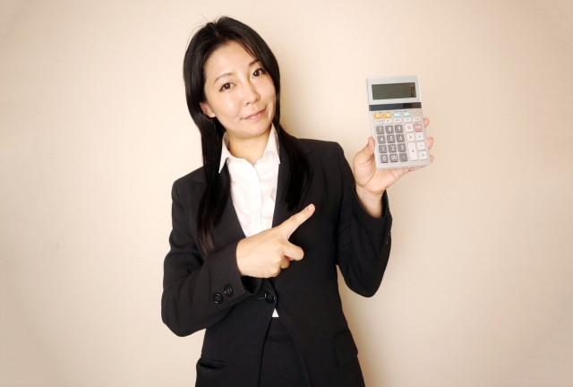 サカイ引越センターに大型家具だけを依頼した際の料金を解説する女性