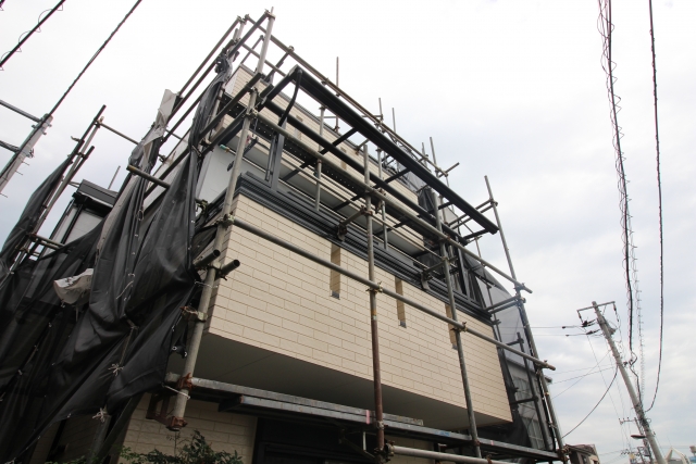 外壁塗装の工程が終了して足場を解体する前の住宅