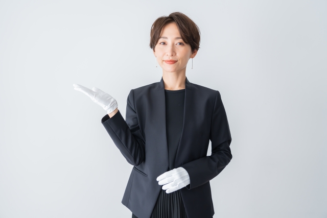 まねきやの評判・口コミの前に会社概要を解説するスタッフ