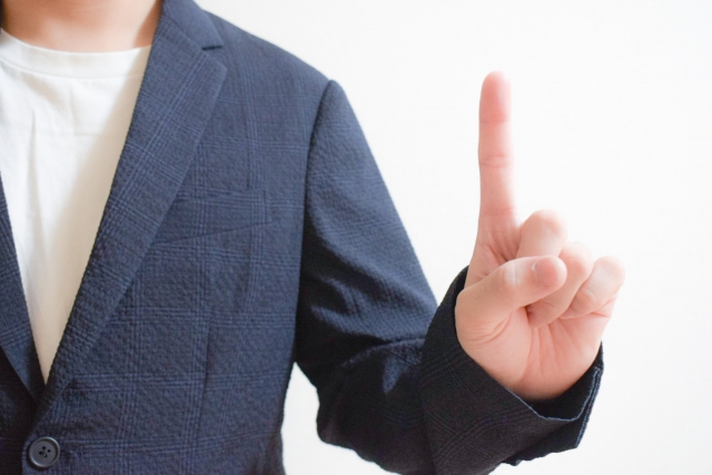 ミスターミニットではなく鍵業者に合鍵作成を依頼したい人に業者選びのポイントを解説する人