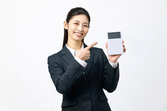 査定かんてい局で高額査定を狙うコツを解説する女性