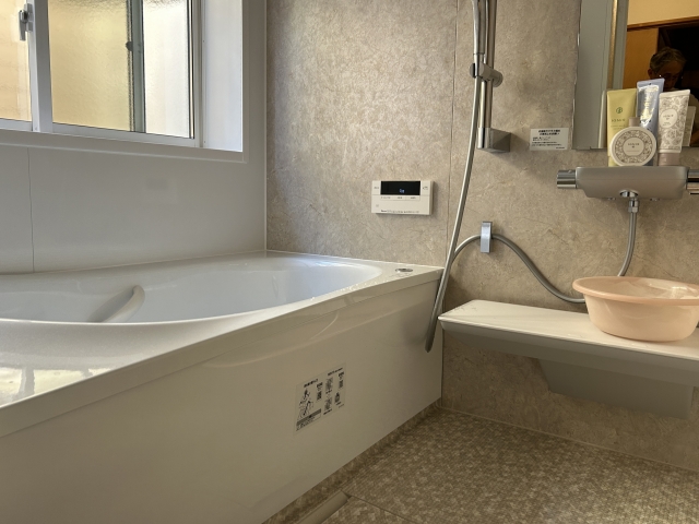 浴槽エプロンを外さないで洗浄する方法