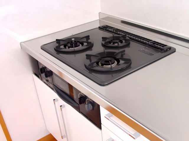 掃除後のきれいなガスコンロと五徳の状態