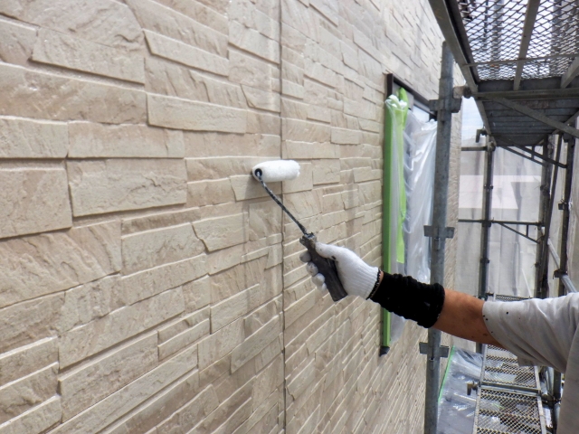 工程通りに外壁塗装をするスタッフ