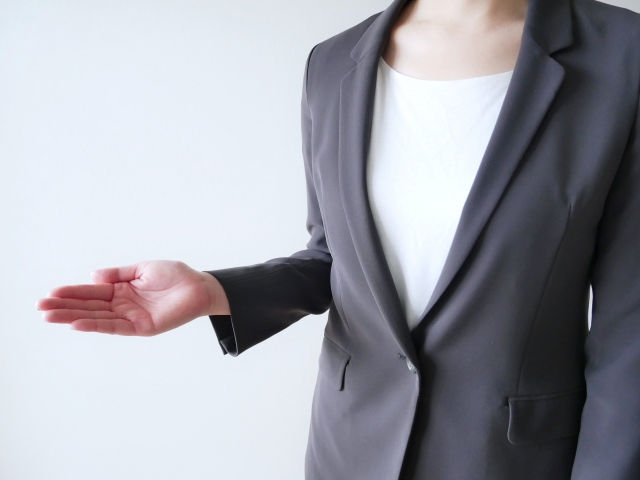 日本キーサービスの悪質でやばい評判の後に会社概要を解説する女性