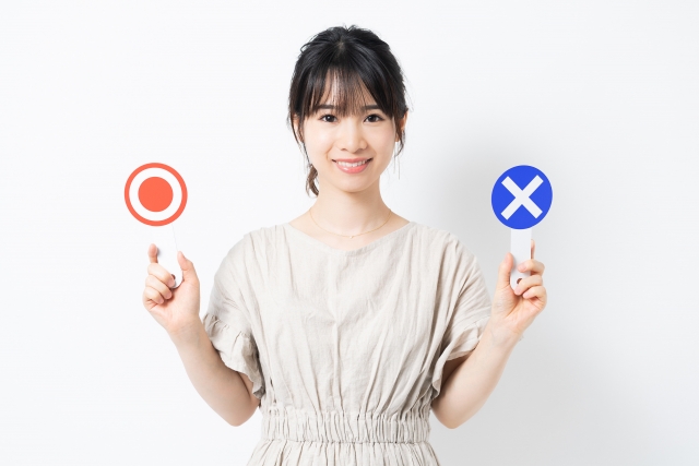 ミスターミニットの合鍵作成サービスで作れる鍵と作れない鍵を解説する女性