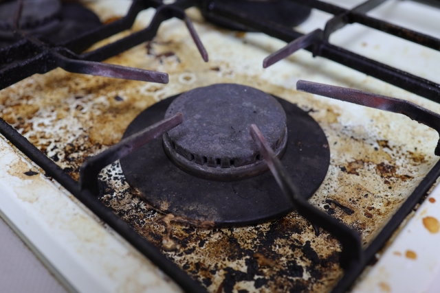 油汚れと焦げ付きが蓄積したガスコンロの五徳