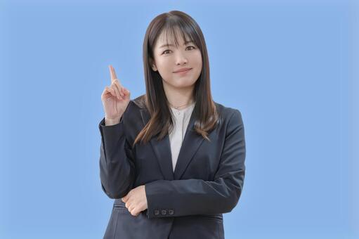 日本キーサービスの悪質でやばいと言われる理由を解説する女性