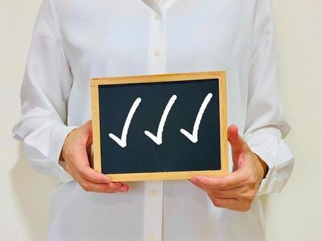 アート引っ越しセンターの最悪な口コミを元に利用時の注意点を解説する女性