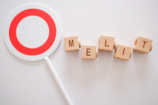 質屋かんてい局の評判・口コミをもとにメリットを解説する様子