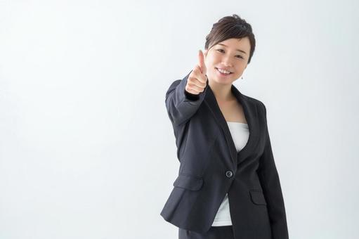 ミスターミニットの合鍵作成サービスが向いている人・向かない人を解説する女性