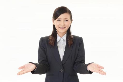 引っ越しを3月と4月のどっちにするか迷っている人に解説する女性