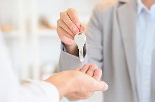 ミスターミニットではなく鍵業者に合鍵作成を依頼したい人に業者選びのポイントを解説する人