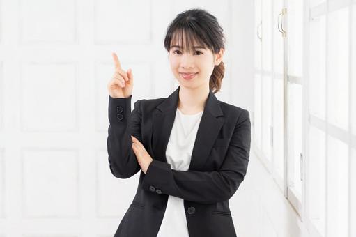 引っ越しを3月と4月のどっちにするか迷っている人に選ぶポイントを解説する女性