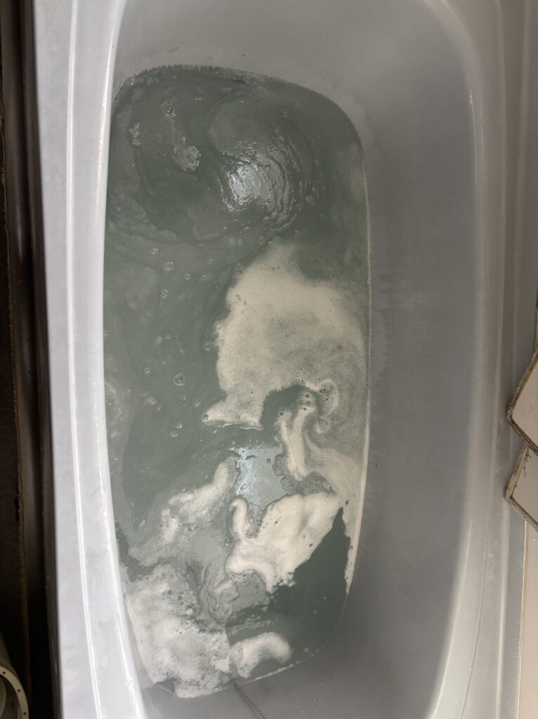 見えない汚れを根こそぎ解消！「お湯の濁り・ニオイ」を解決するプロの風呂釜洗浄
