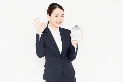 ラクウルの口コミ評価を元に高額査定のコツを解説する女性