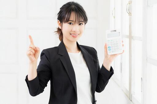 ミスターミニットの合鍵作成サービスの料金を解説する女性