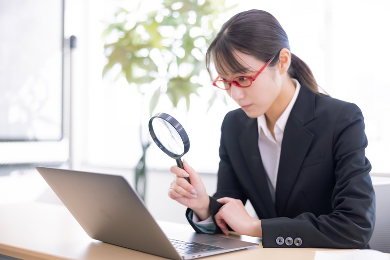 日本キーサービスは悪質でやばいかを検証する女性