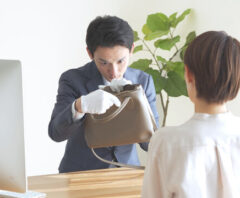 トレファクの買取が安すぎてひどいという噂を気にしつつ査定を受ける人