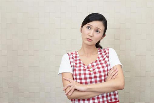 お米を引っ越しに持っていくか悩んでいる女性