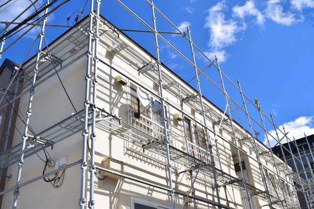 塗装費用を支払って外壁塗装をしているアパート