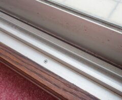 アルミサッシの白いぶつぶつ・白い汚れの正体は？お手入れ方法や注意点を解説