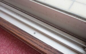 アルミサッシの白いぶつぶつ・白い汚れの正体は？お手入れ方法や注意点を解説