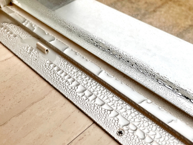 アルミサッシの白いぶつぶつ汚れの正体は？主な原因を解説