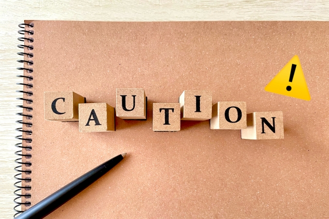 アルミサッシの白いぶつぶつ汚れに関する注意点【放置や自己判断掃除はリスクあり】