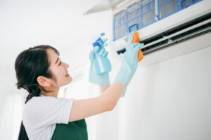 一人暮らしでエアコンを掃除したことない人は必見！放置リスク・簡単にできる掃除方法も紹介