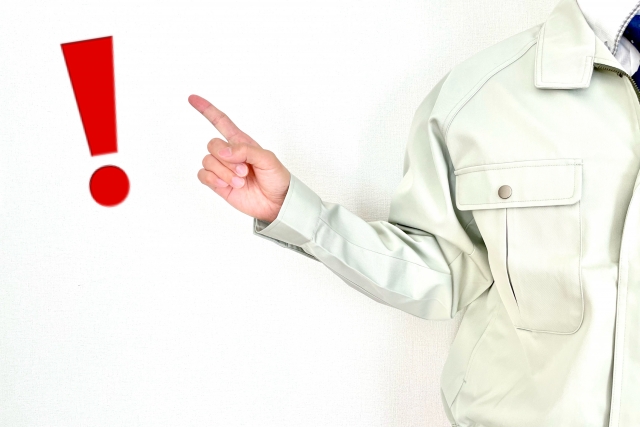 引っ越しでお米を運搬する際の注意点を解説する業者のスタッフ