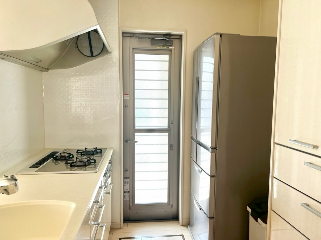 冷蔵庫が置かれているキッチンの様子