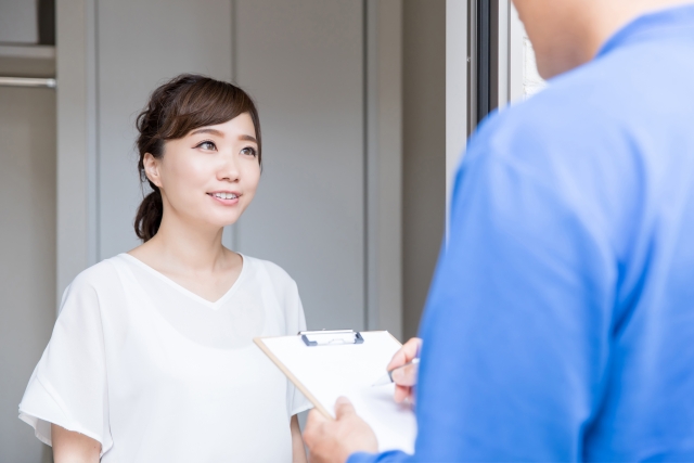 引っ越し早割を検討する女性