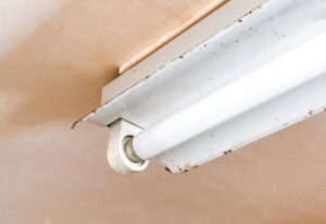 蛍光灯から音がする！故障？消せる？原因・対処法まとめ【ジー・パキなど異音別の分析も】